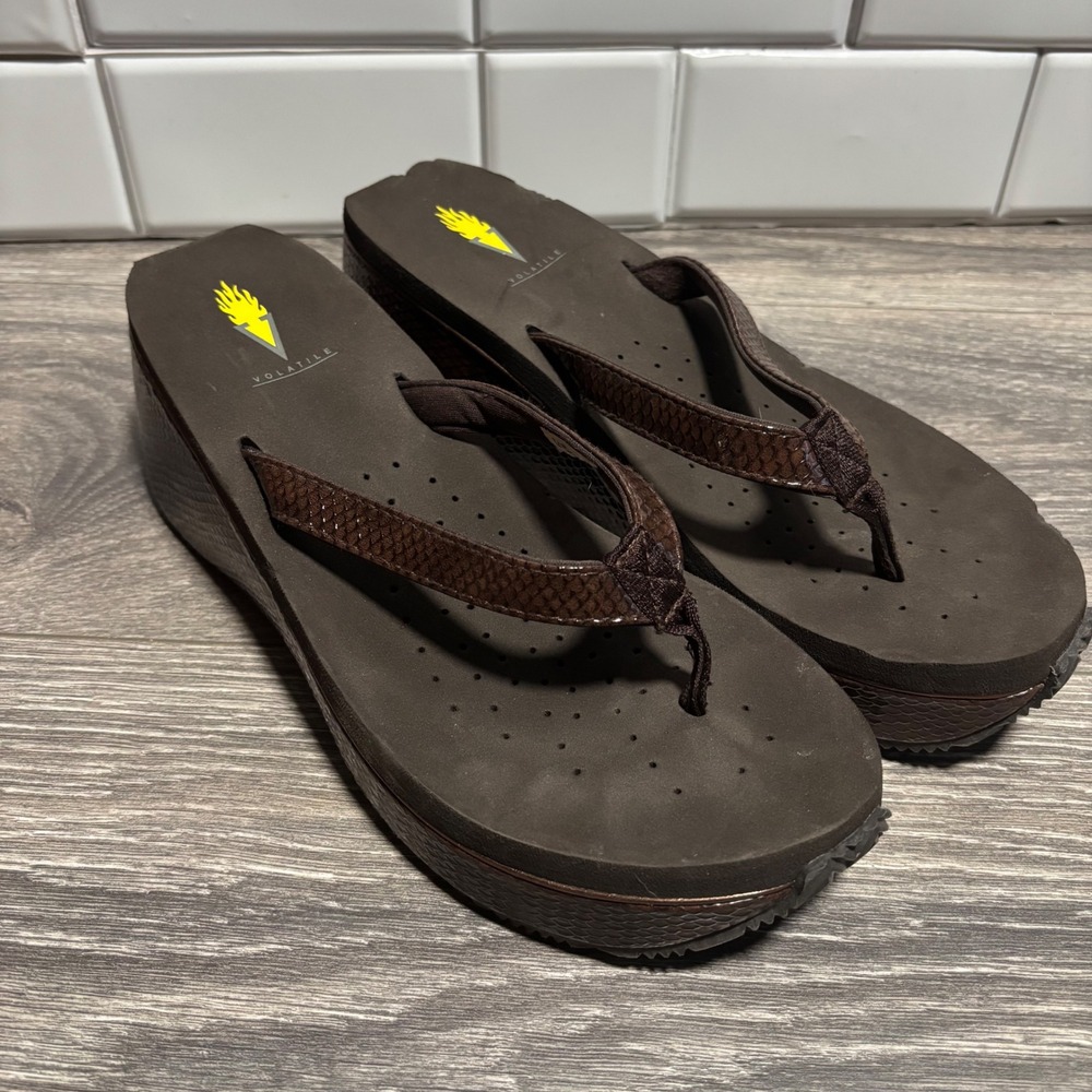 Volatile Womens Digs Wedge Sandal Brown Snakeskin Platform Flip Flop Thong 10 - Picture 5 of 14